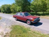 Mercedes-Benz 200 W123, Oldtimer, H-Kennzeichen - rote Mercedes-Benz 200
