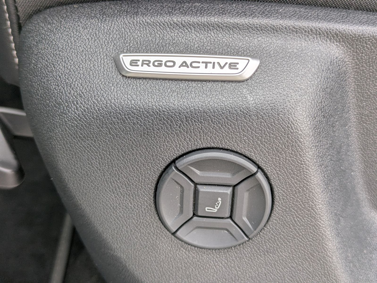 Fahrzeugabbildung Volkswagen Tayron 2.0 TDI 4M R-Line BLACK*7Si*MATRIX*PANO