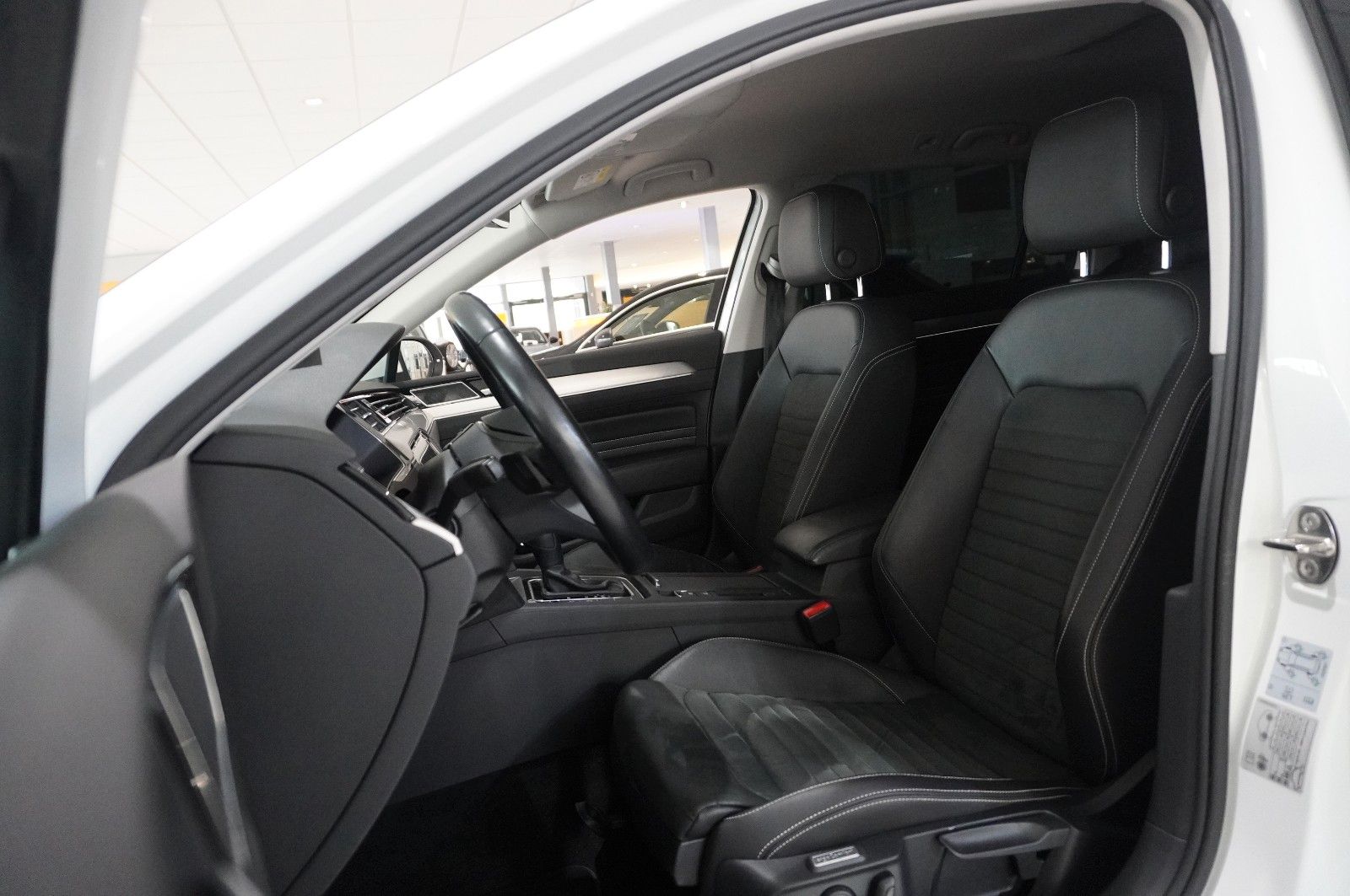 Fahrzeugabbildung Volkswagen Passat VARI. 2.0D R-LINE 4M NAVI/LED/KAMERA/AHK