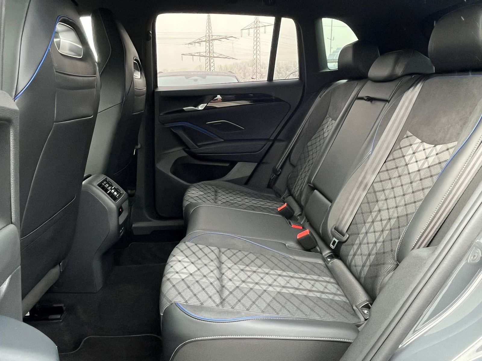Fahrzeugabbildung Volkswagen Tiguan 2.0 TDI 4M R-Line PANO*H&K*AHK*MATRIX*20"