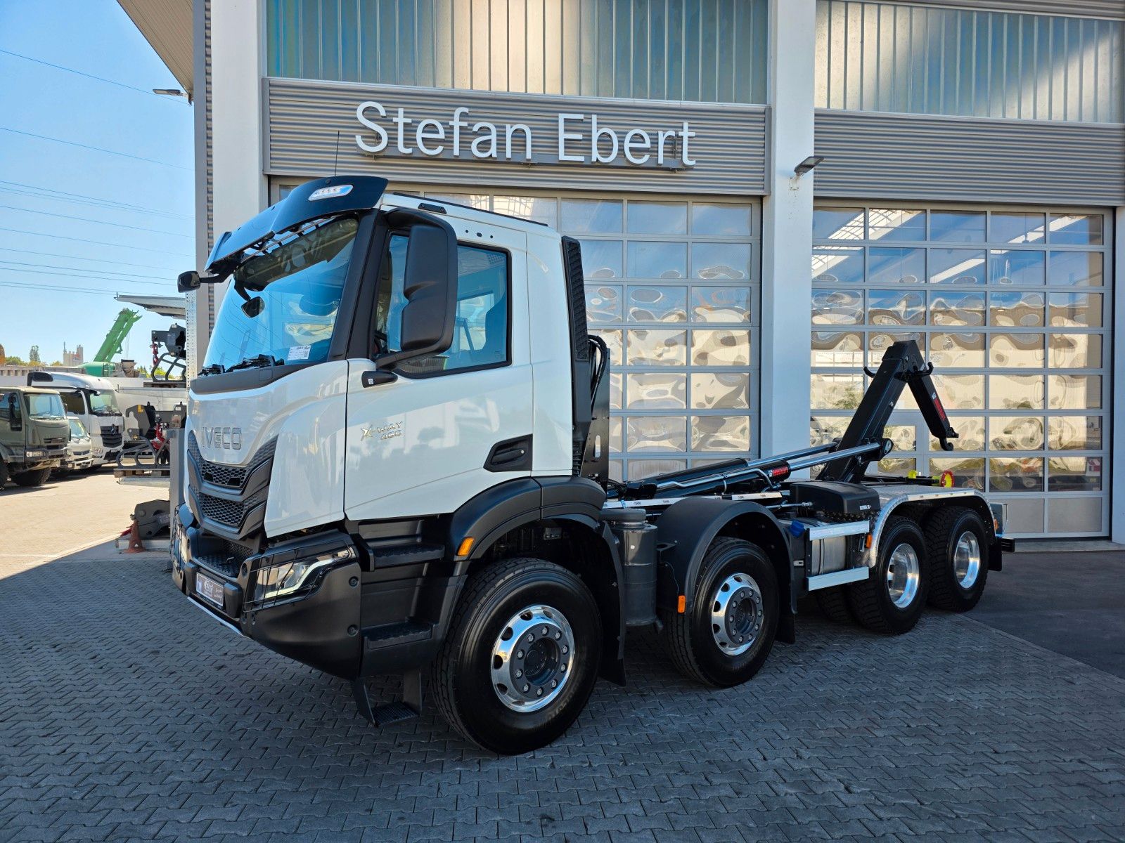 Fahrzeugabbildung Iveco X-Way AD320X46BZ OFF 8x4 Hiab ULT26S53-W-ITF Alu