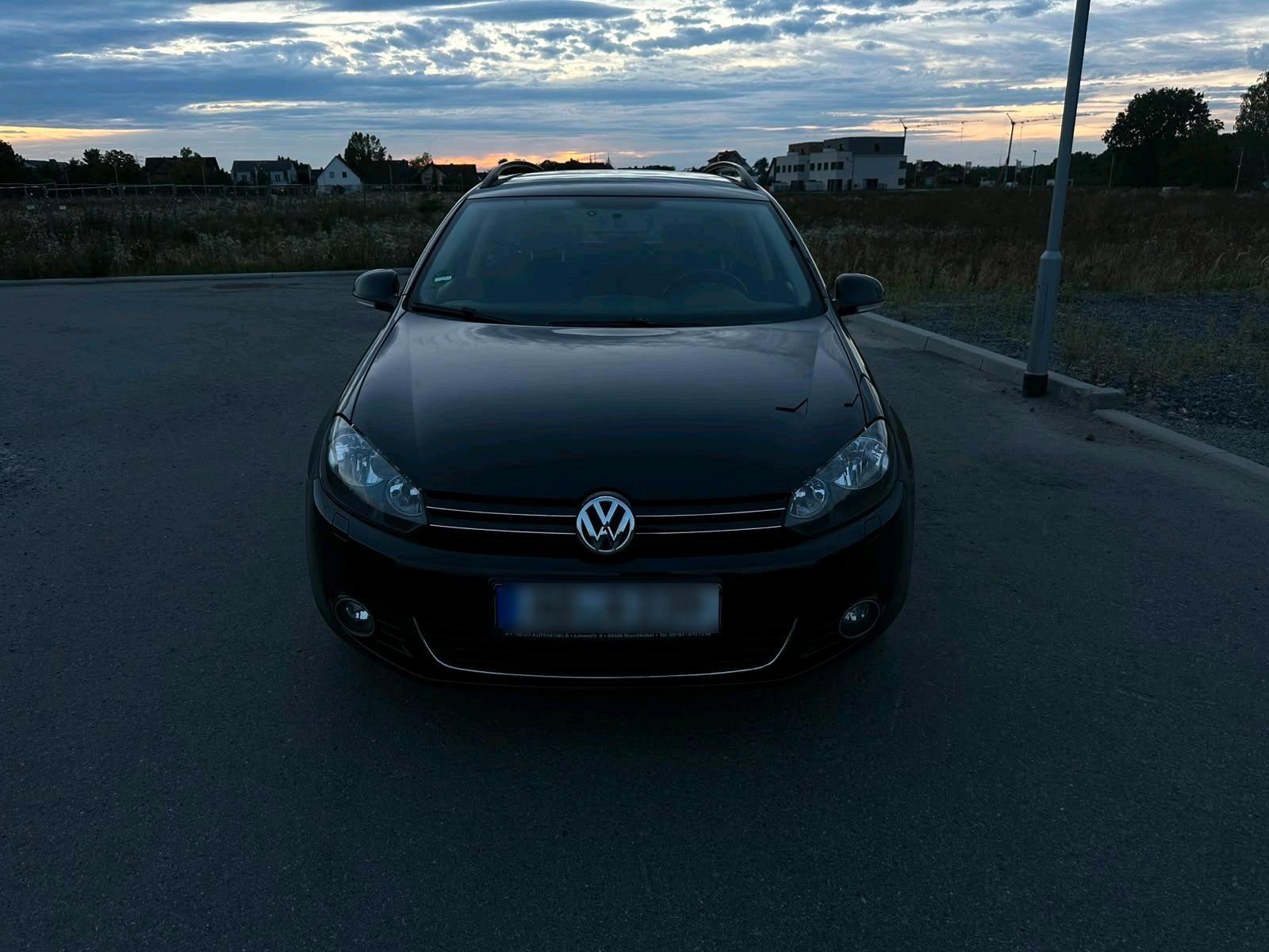 Volkswagen Golf 2011 — rear view