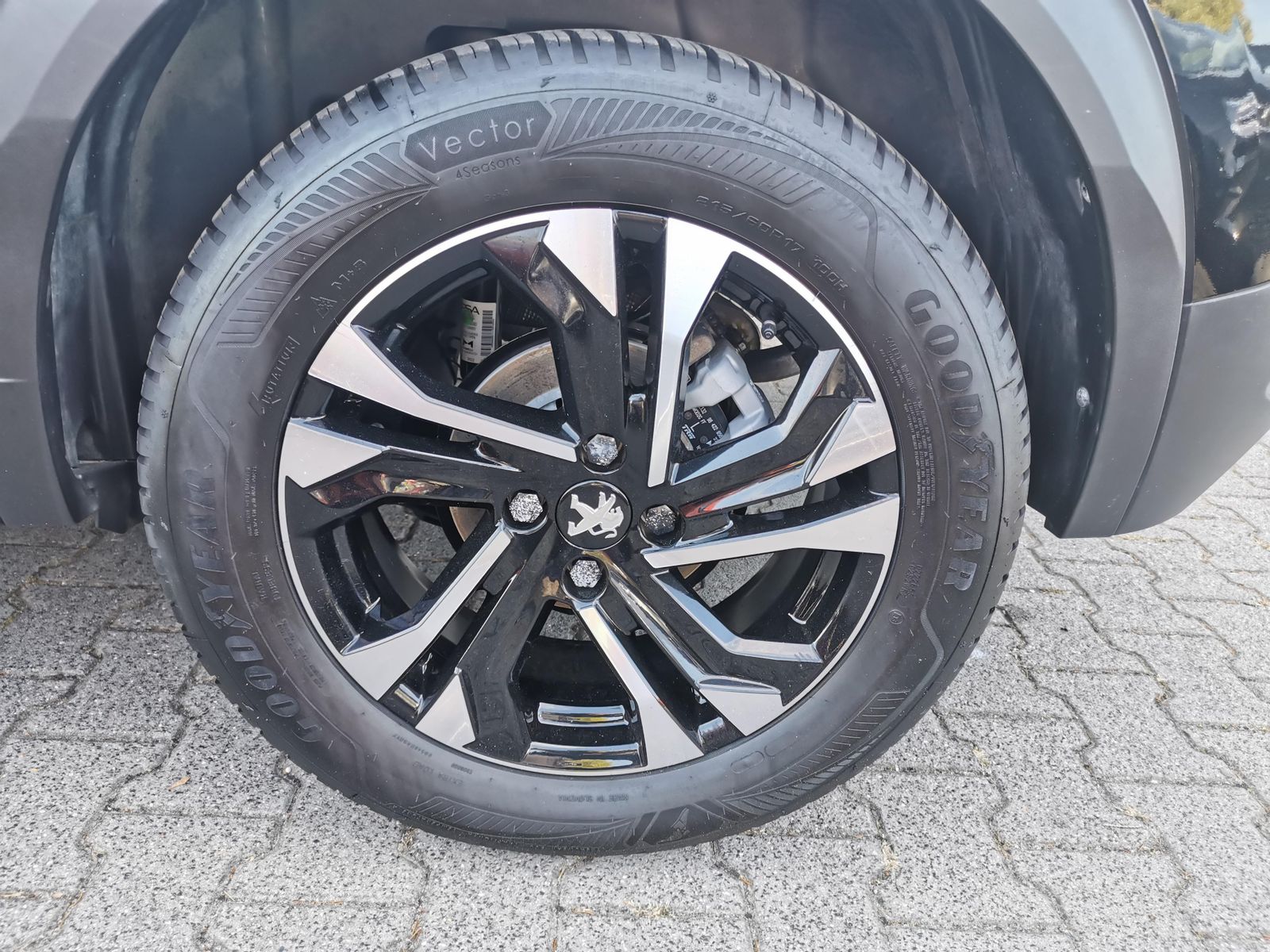 Fahrzeugabbildung Peugeot 2008 1.2 PureTech 130, Allure Pack