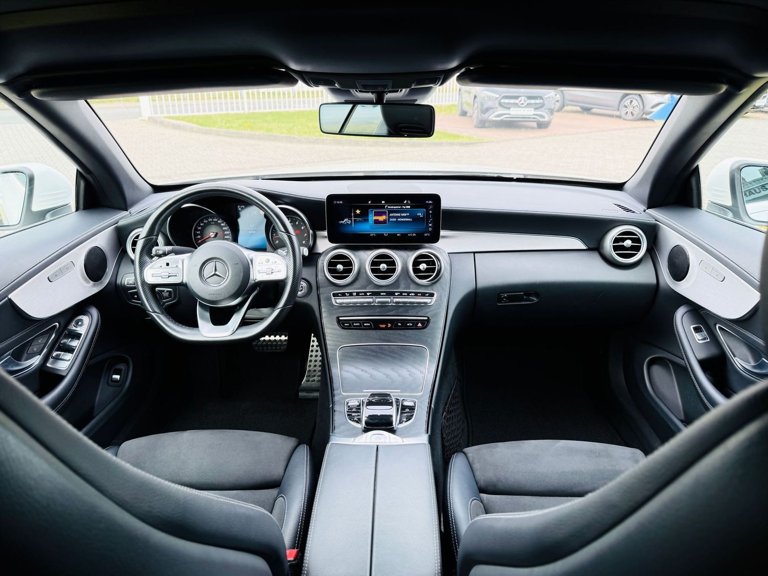 Fahrzeugabbildung Mercedes-Benz C 200 CABRIO AMG, Autom., Multibeam, RFK, Tot, N