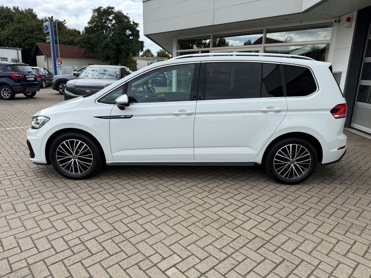 Fahrzeugabbildung Volkswagen Touran Highline BMT Sportpaket AHK Pano Navi LED