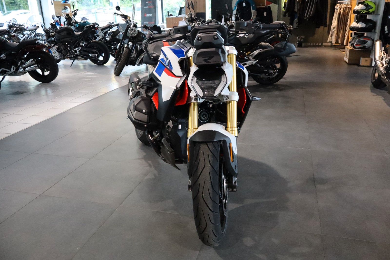 Fahrzeugabbildung BMW R1300R Style Performance