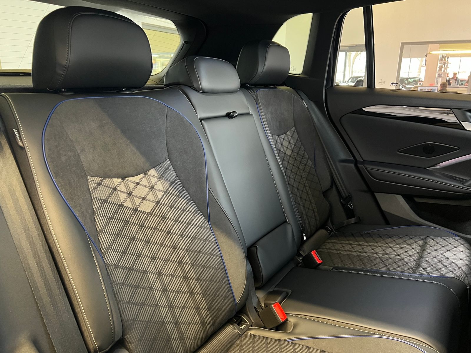 Fahrzeugabbildung Volkswagen Tiguan R-Line 1.5 eTSI DSG *AHK, IQ.Light, DCC,