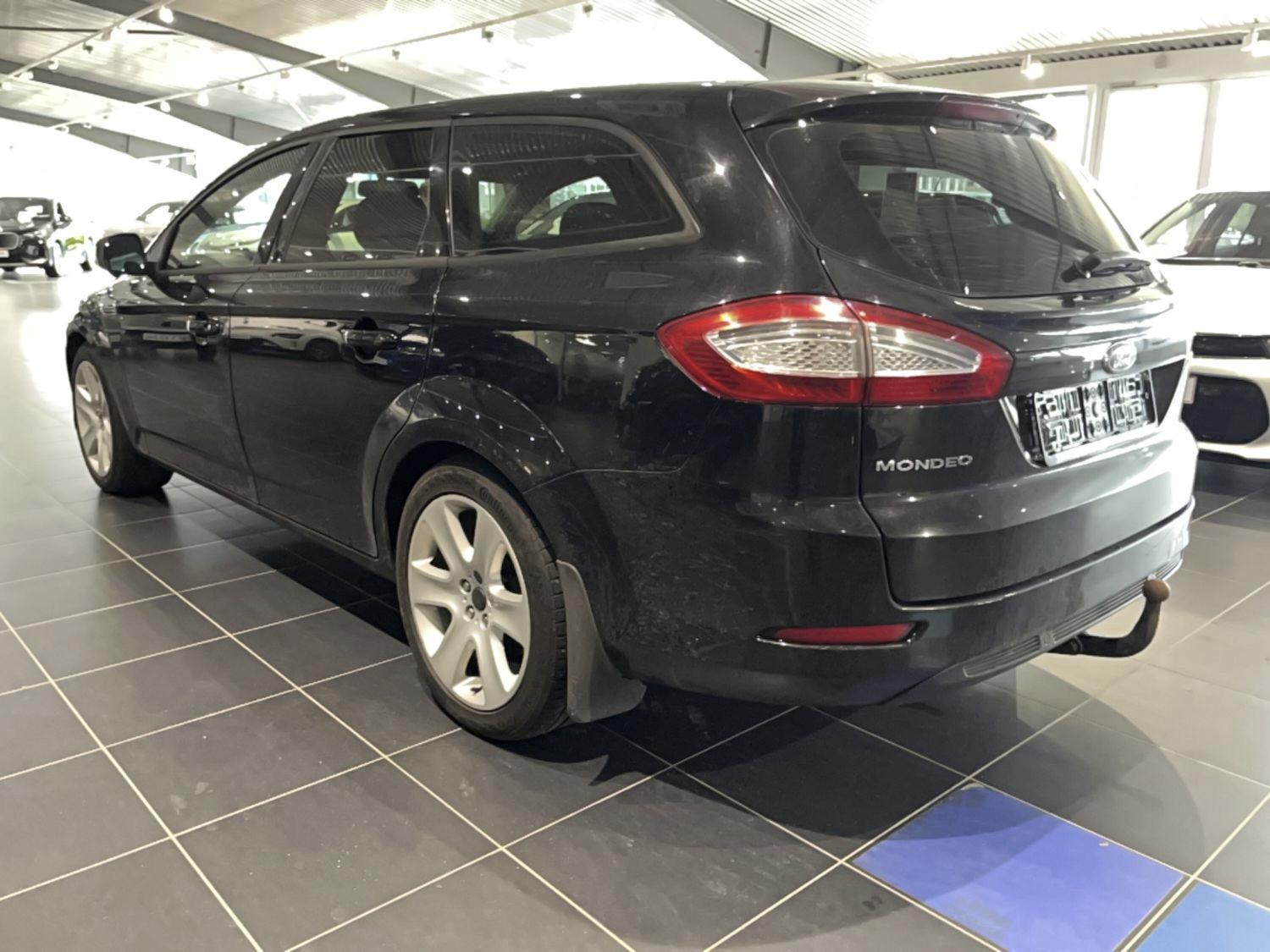 Ford Mondeo 2011 — rear view