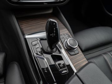 Fahrzeugabbildung BMW 520d xD Luxury Line Kamera HUD DAB HiFi DisplKey