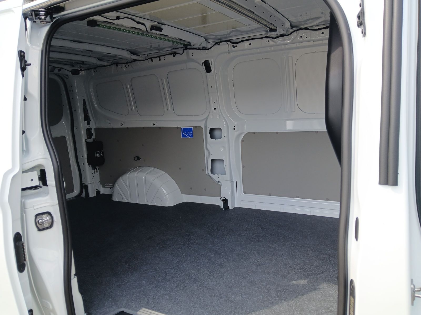 Fahrzeugabbildung Volkswagen T7 e-Transporter Kasten BEV 100 kW LR AHK, REAR