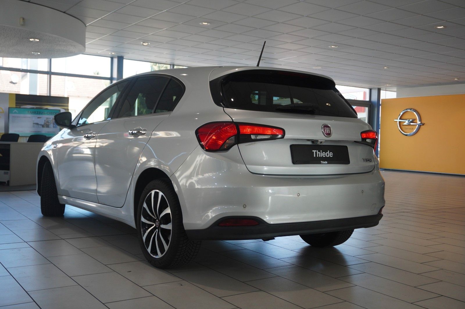 Fahrzeugabbildung Fiat Tipo 1.6D LIM. LOUNGE NAVI/LED/KAMERA/SHZ/TEMP.