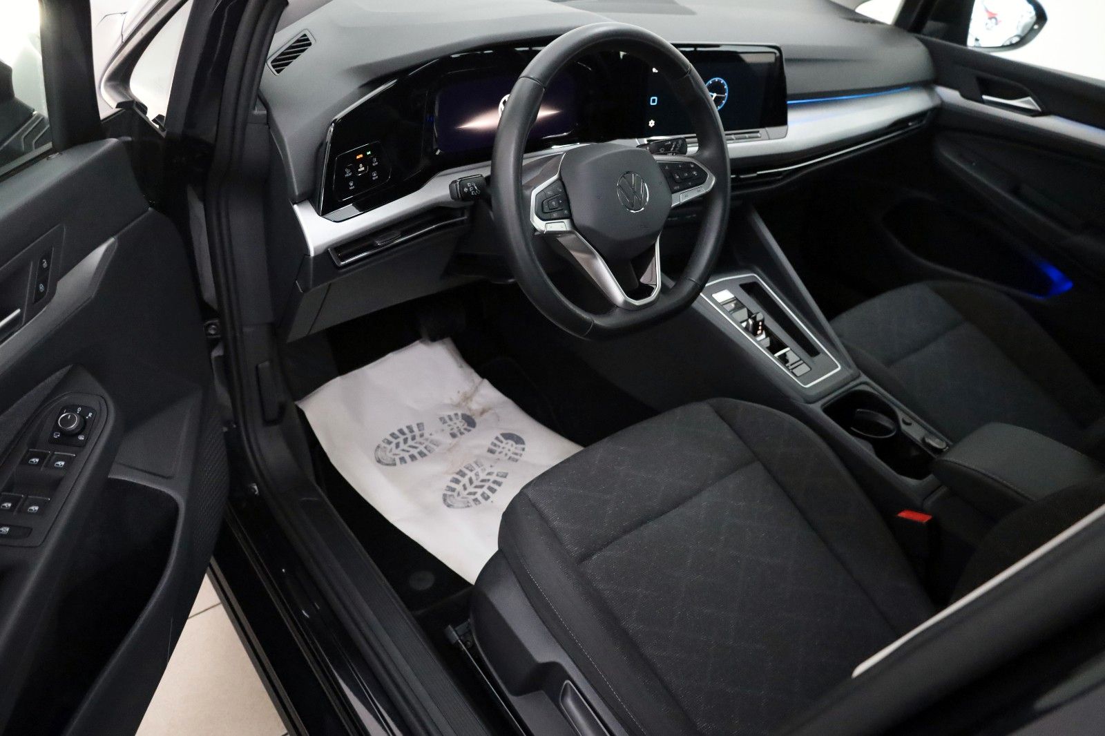 Fahrzeugabbildung Volkswagen Golf VIII Variant Life Navi,LED,SH,PDC,ACC,SR+WR