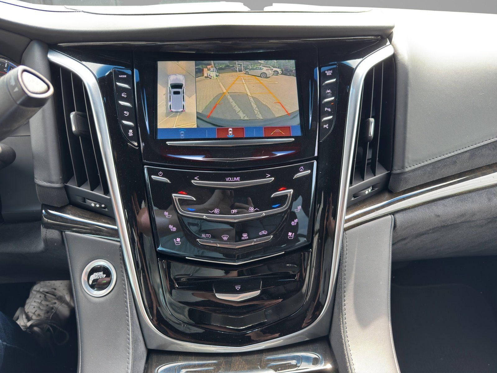 Fahrzeugabbildung Cadillac Escalade 6.2 V8 Platinum ESV // DT.Erstzulassung