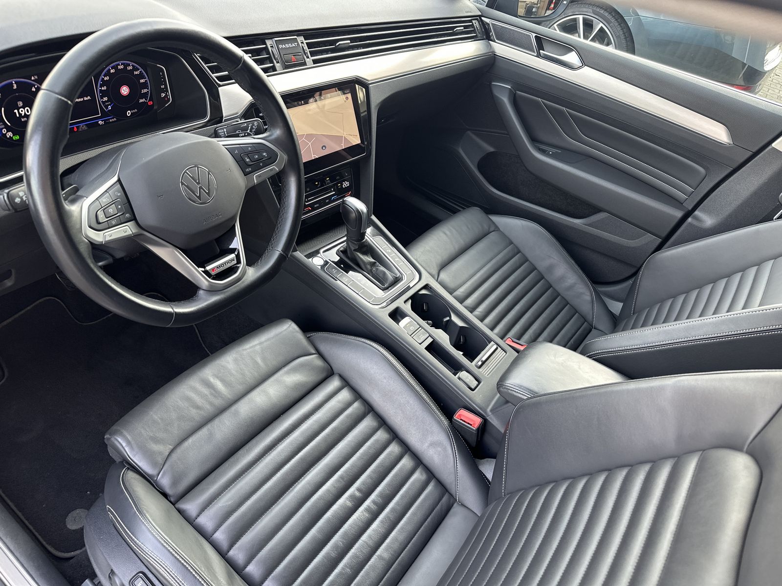 Fahrzeugabbildung Volkswagen Passat Variant 2.0 TDI DSG 4M Elegance NAV+LED