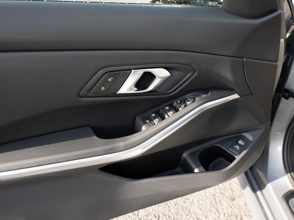 BMW 318i M-Sport FACEL. LED NAVI KAMERA SHZ PDC