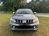 Mitsubishi L200 Basis Club Cab 4WD - Mitsubishi L200: Club Cab