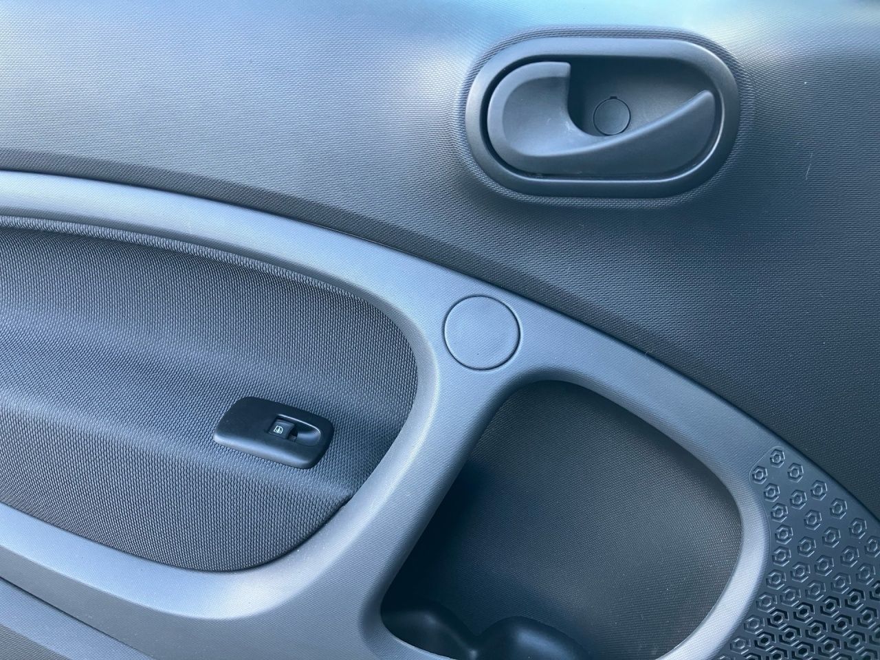 Fahrzeugabbildung Smart smart EQ fortwo AUT Akustikglas KlimaA Navi SHZ