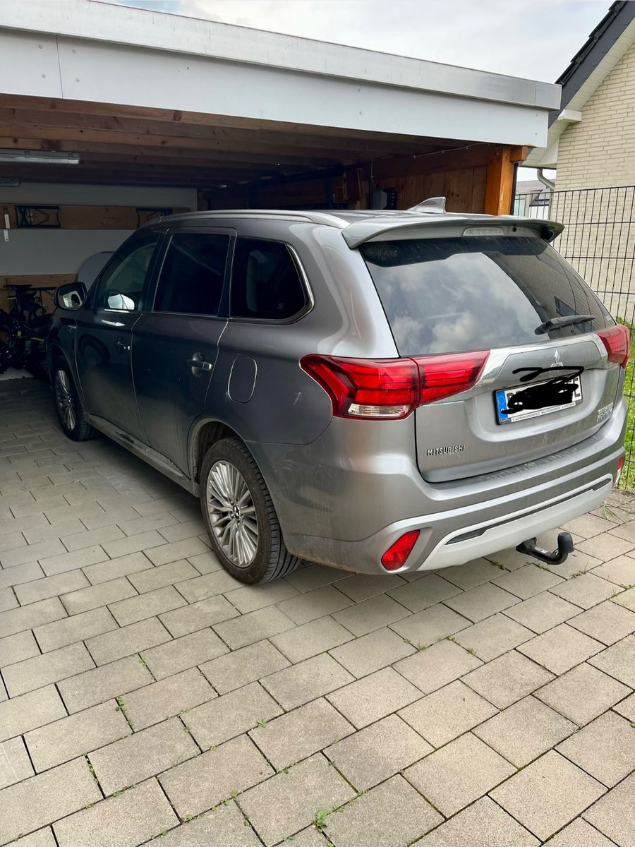 MITSUBISHI Plug-in Hybrid Outlander