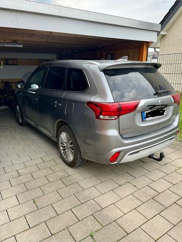 MITSUBISHI Plug-in Hybrid Outlander