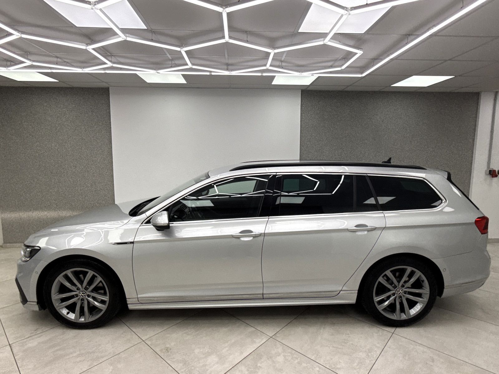 Volkswagen Passat Variant 2.0 TDI DSG R-Line Sportpaket ACC imagem 3