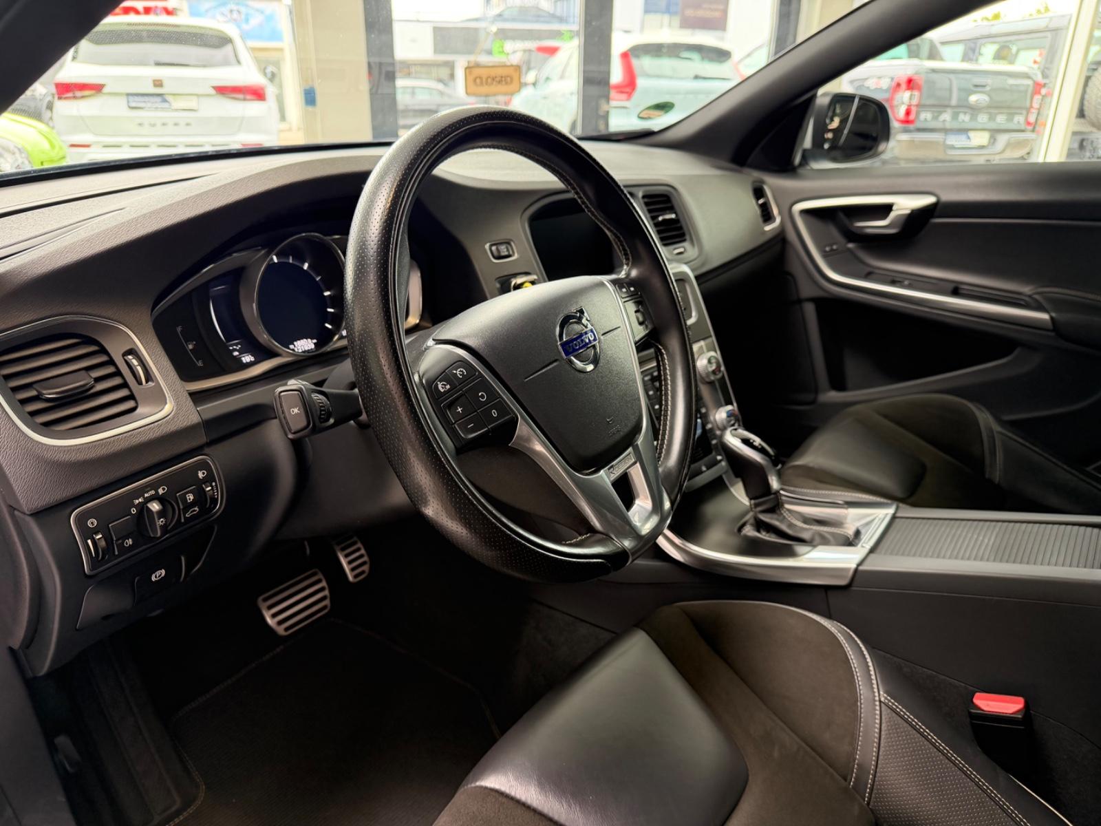 Volvo V60 D4 R Design Automatik NAVI SHZ PDC 18 ZOLL