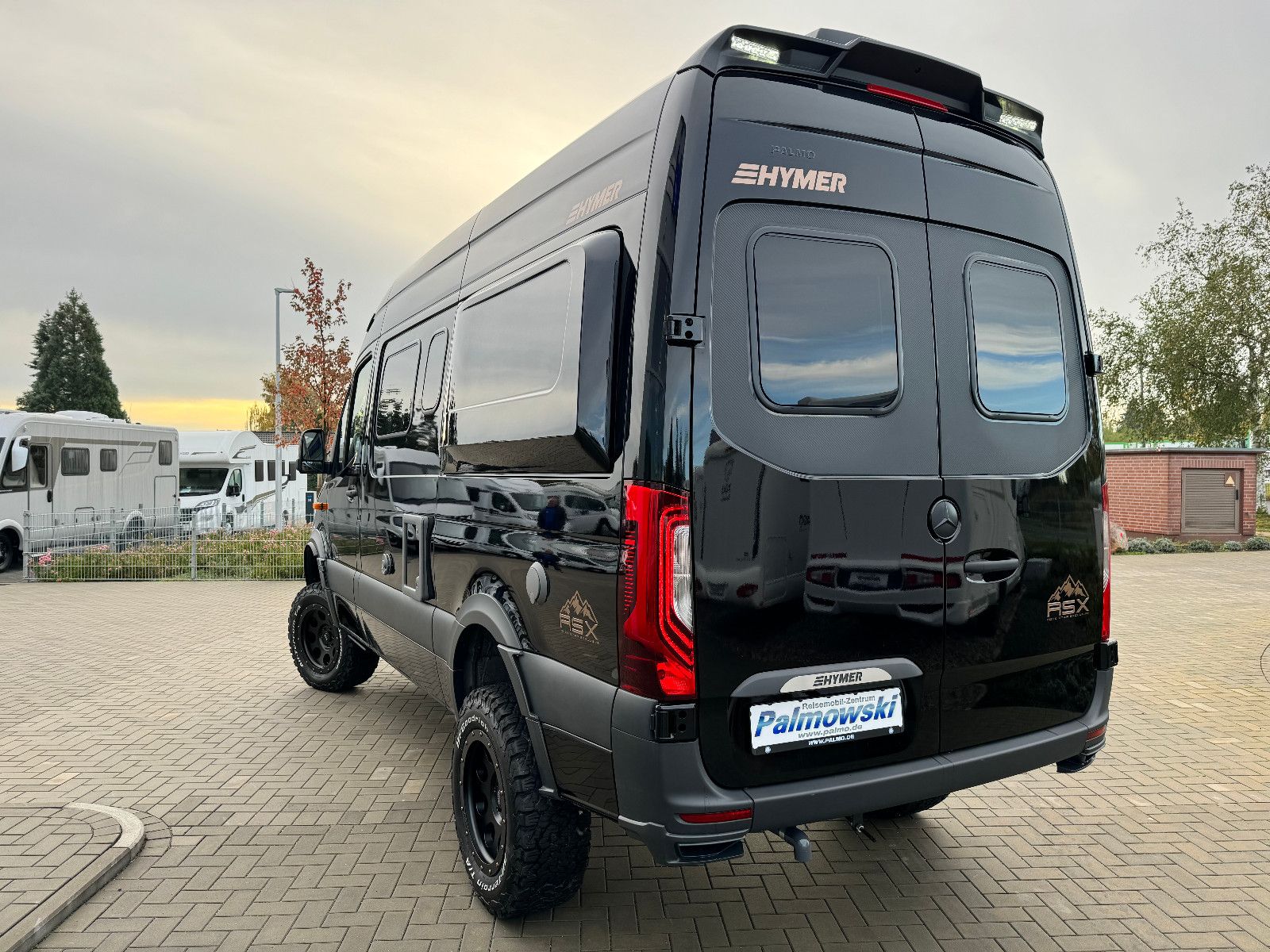 Fahrzeugabbildung HYMER / ERIBA / HYMERCAR HYMER GRAND CANYON S 4x4² RSX-8 LTD. #2