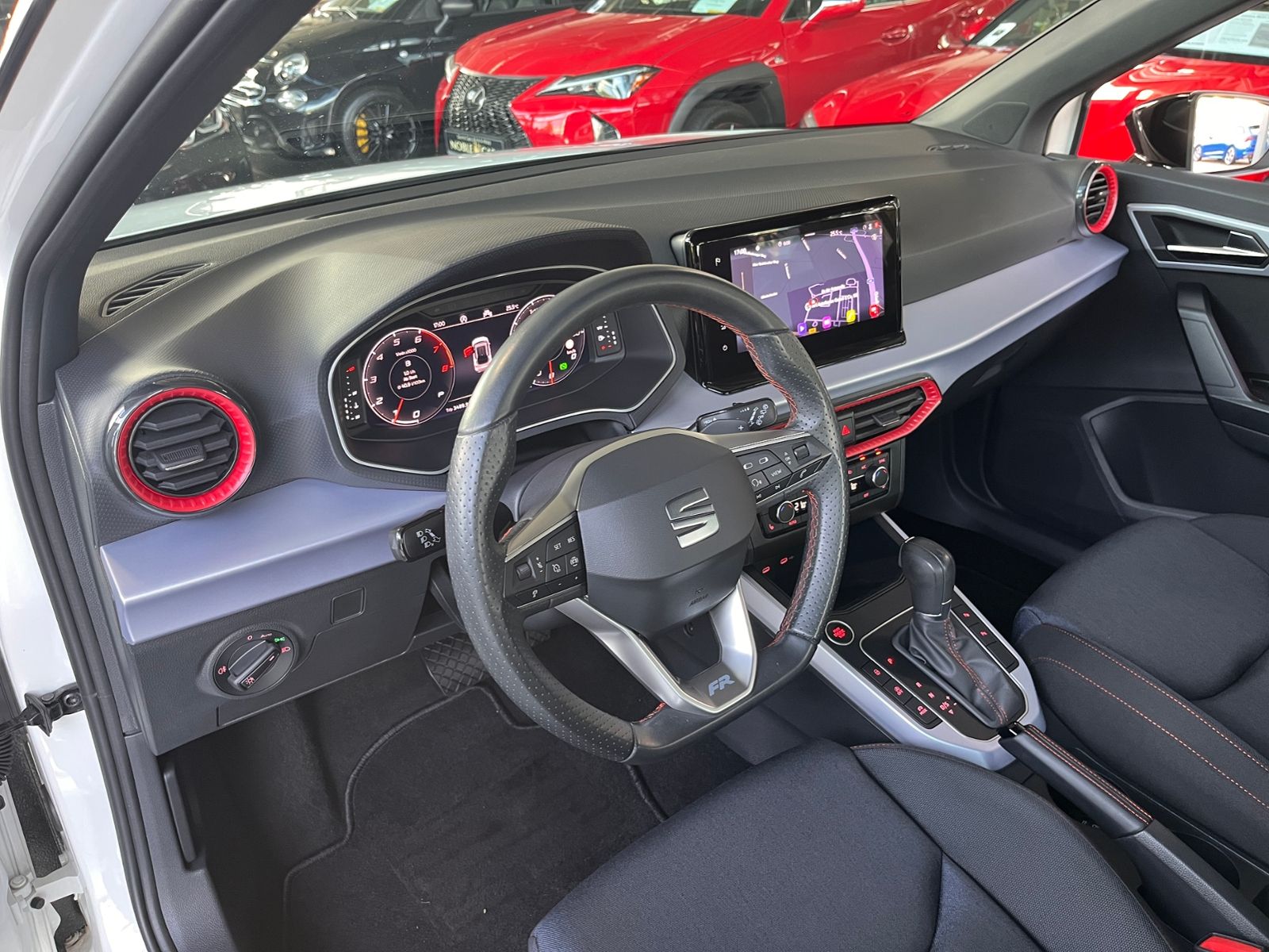 Fahrzeugabbildung SEAT ARONA  1.5 TSI DSG FR ACC LED NAV RFK SHZ 17"