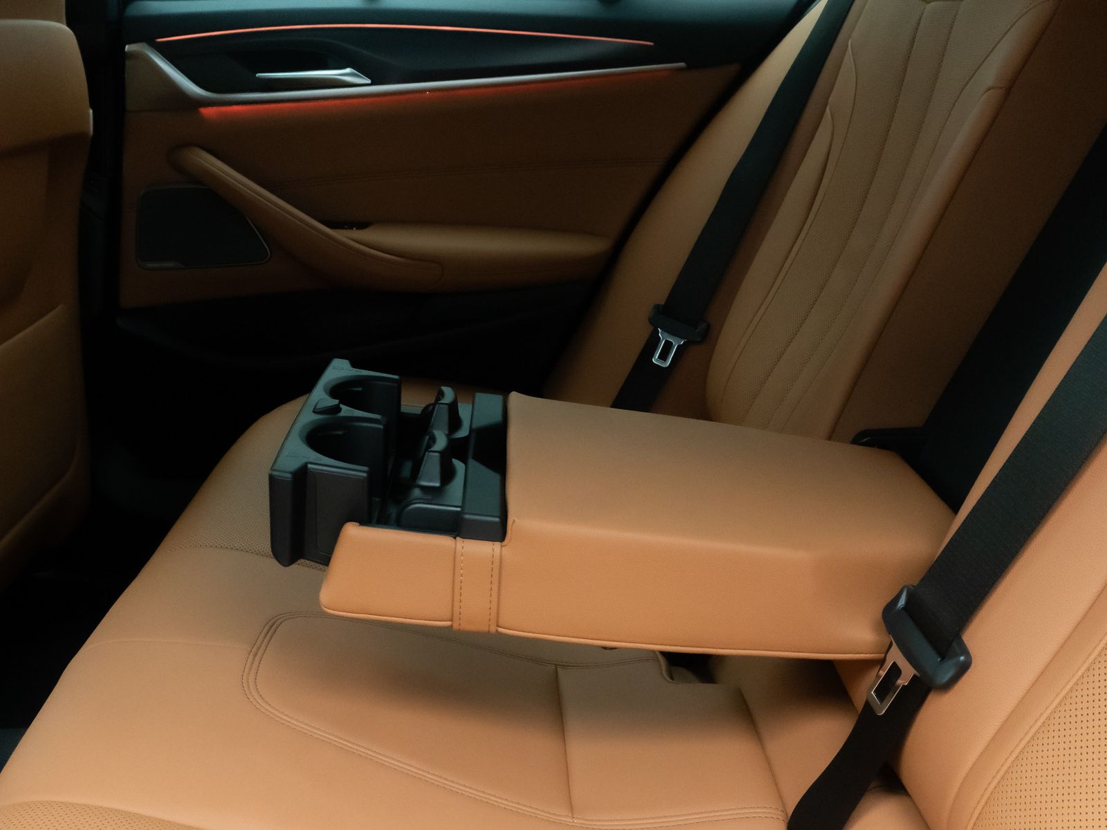 Fahrzeugabbildung BMW 530d xD M Sport Kamera HUD DAB H/K AHK ACC Alarm