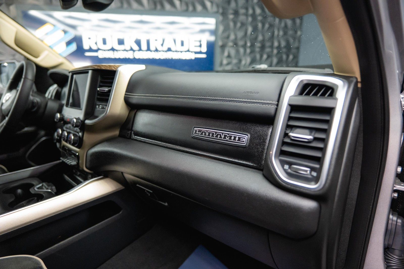 Fahrzeugabbildung Dodge RAM 5.7 V8 HEMI 4x4 NIGHT-Edition LARAMIE *LED*