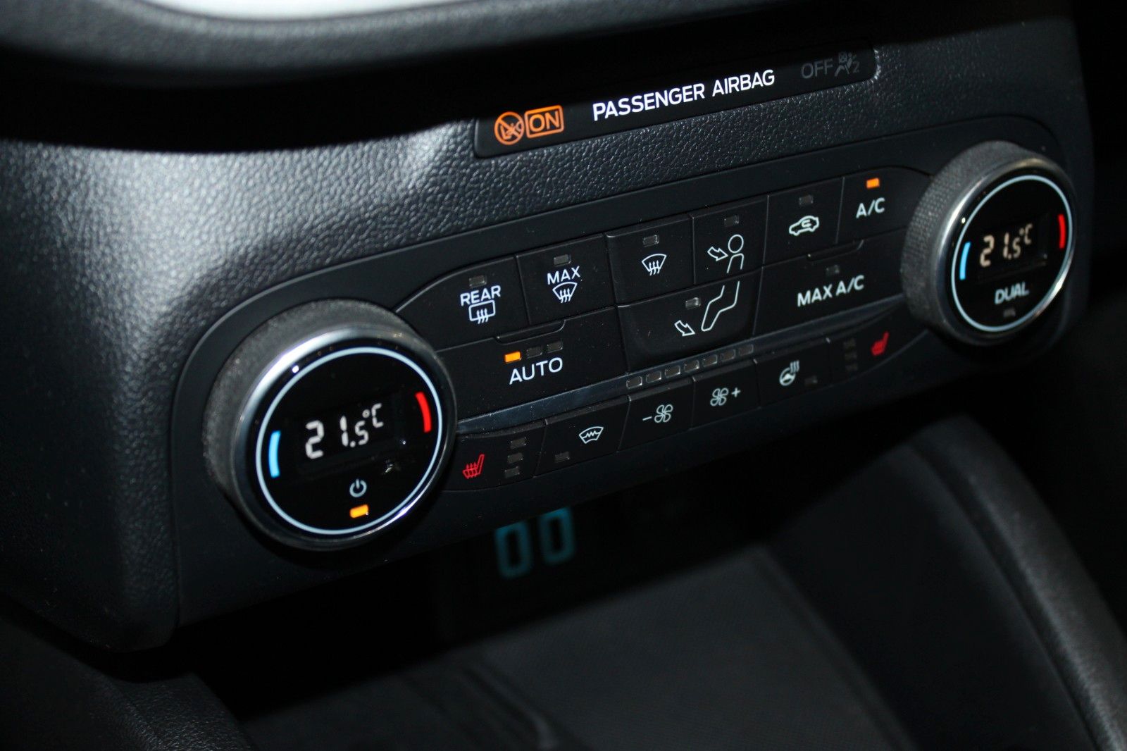 Fahrzeugabbildung Ford Kuga 1.5 EcoBlue Cool & Connect NAVI WinterPaket