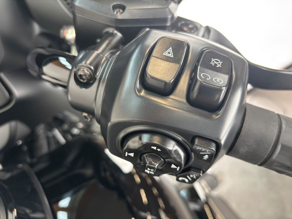 Fahrzeugabbildung Harley-Davidson STREET GLIDE FLHX *NEUWERTIGER ZUSTAND*