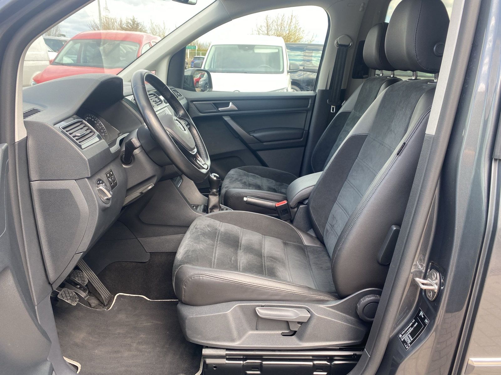 Fahrzeugabbildung Volkswagen Caddy 2.0 TDI Highline XENON NAVI STANDHZG