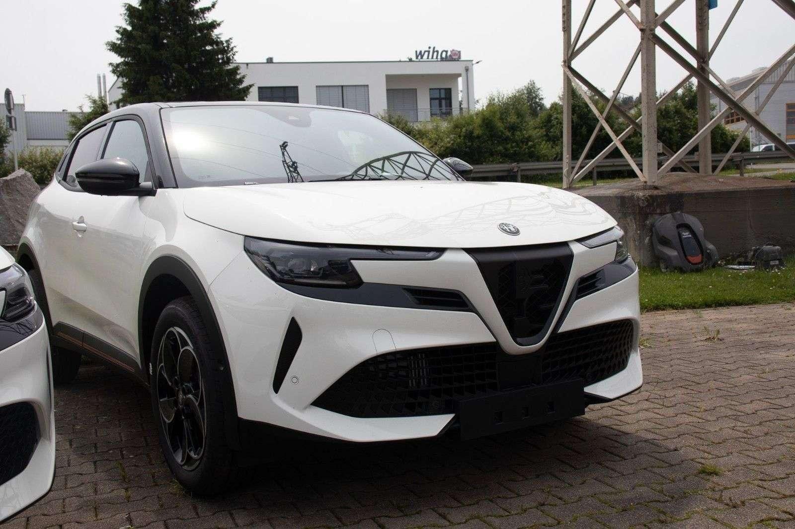 Fahrzeugabbildung Alfa Romeo Junior Q4 Ibrida 1.2 VGT  Prem+Tech+Sport-Paket