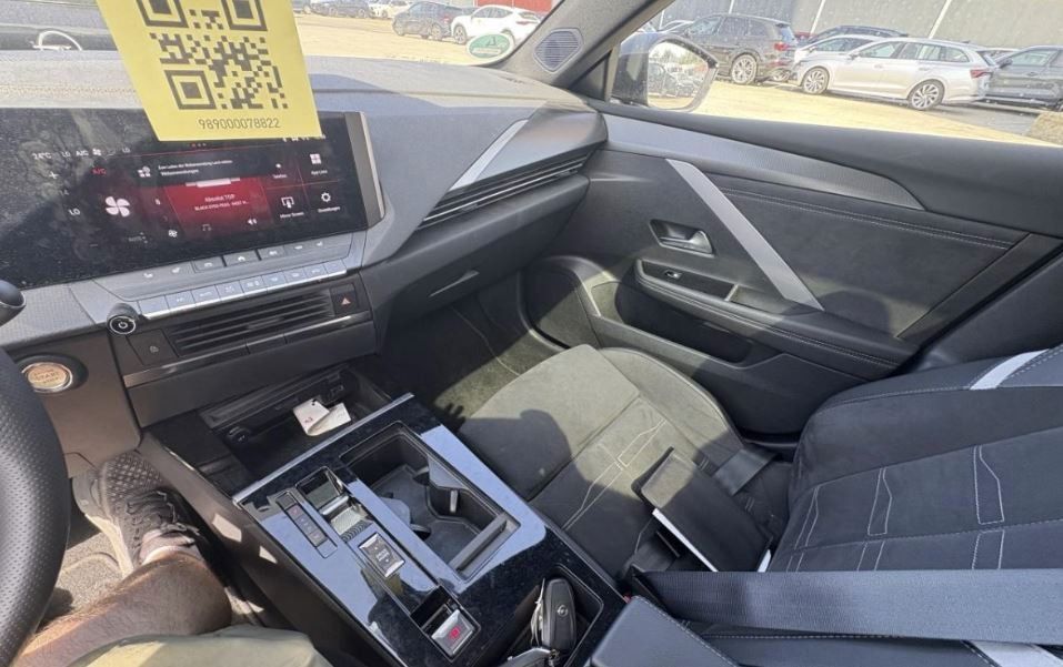 Fahrzeugabbildung Opel Astra L ST 1.2T ULTIMATE NAVI/LED/KAMERA/PANO/SH