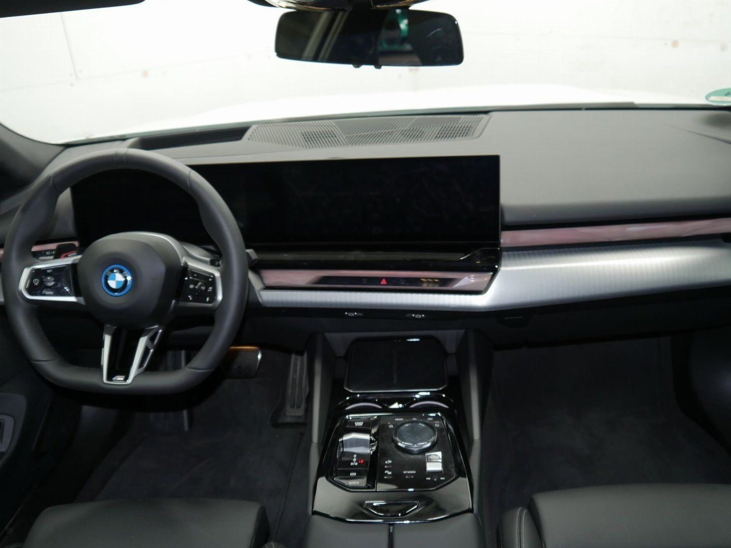 Fahrzeugabbildung BMW i5 xDrive40 M Sportpaket, Aktive Sitzbelüftung v