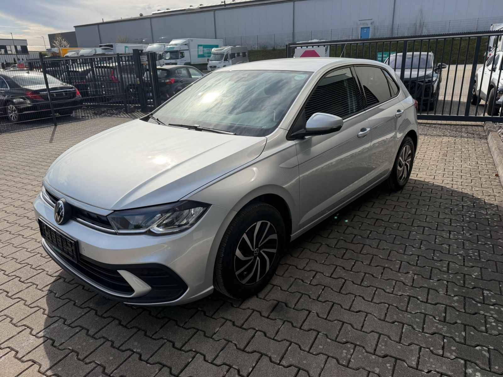Fahrzeugabbildung Volkswagen Polo VI 1.0 TSI Life DSG LED Garantie