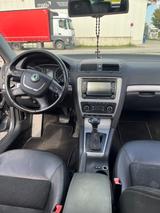 Skoda Octavia 1.8 TSI DSG Elegance Combi Elegance - Skoda Octavia aus 2011: Elegance