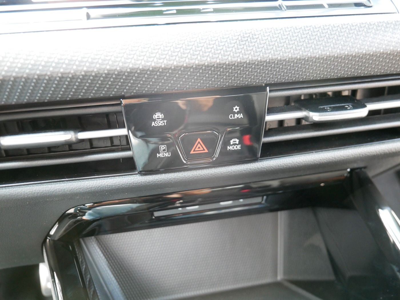 Fahrzeugabbildung Volkswagen Golf VIII Variant 1.5 eTSI R-Line AHK LED RFK