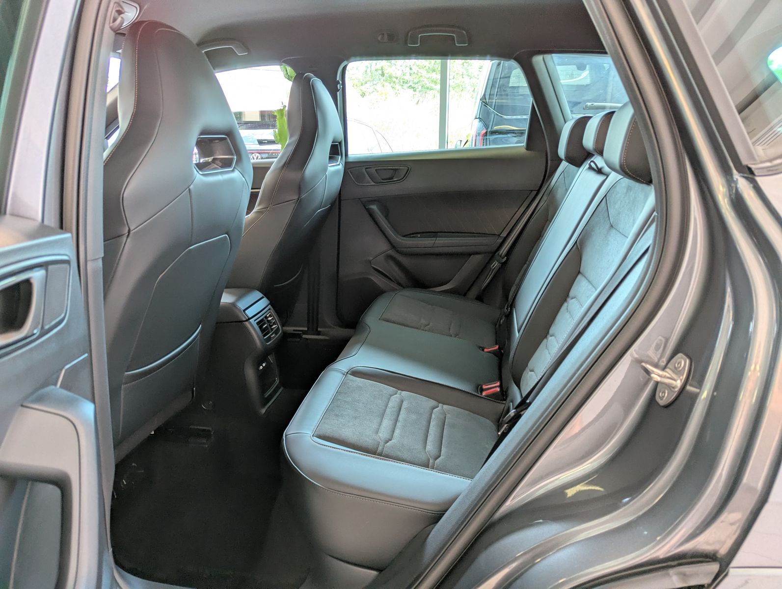 Fahrzeugabbildung CUPRA Ateca 1.5 TSI DSG Business-Plus AHK-Vorb. 19"