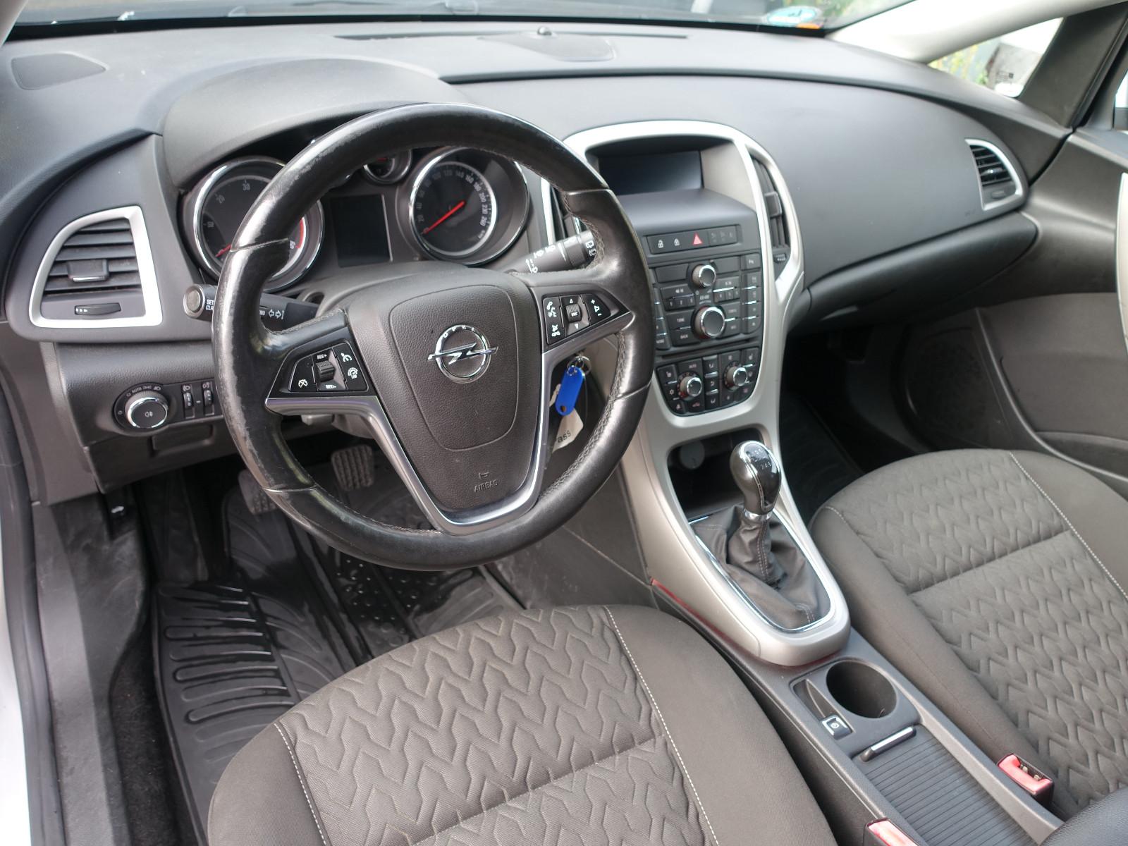 Opel Astra 2013 — photo 7