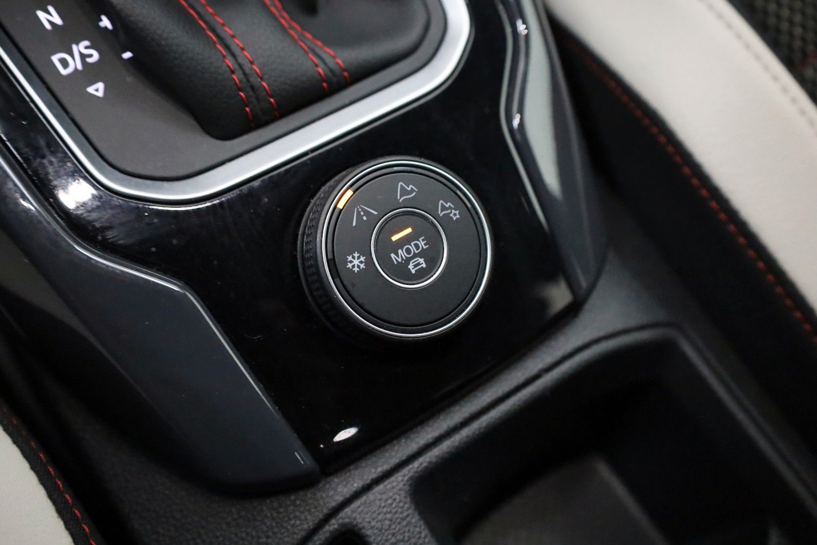 Fahrzeugabbildung Volkswagen T-Roc Sport 4M Navi,ACC,Kamera,Carplay,AHK,SR+WR