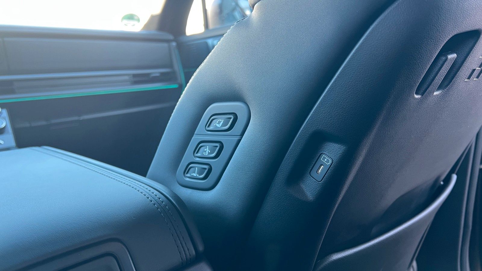 Fahrzeugabbildung Hyundai SANTA FE 1.6T-GDI HEV Blackline *Standhzg*AHK*