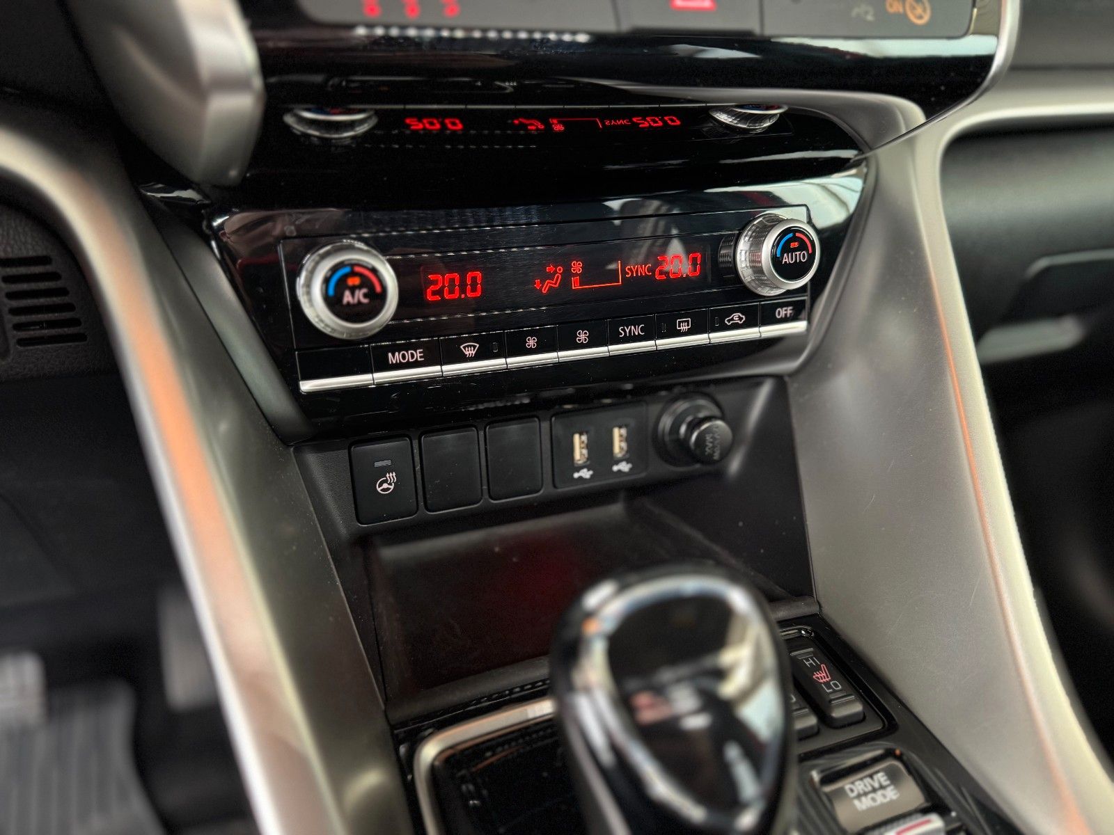 Fahrzeugabbildung Mitsubishi Eclipse Cross 2.4 PHEV Select Black 4WD "AHK"