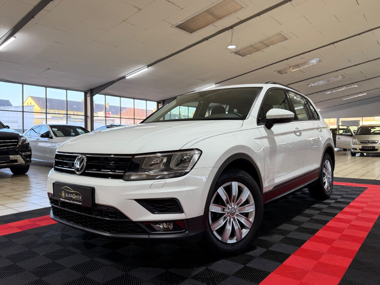 Volkswagen Tiguan - 1