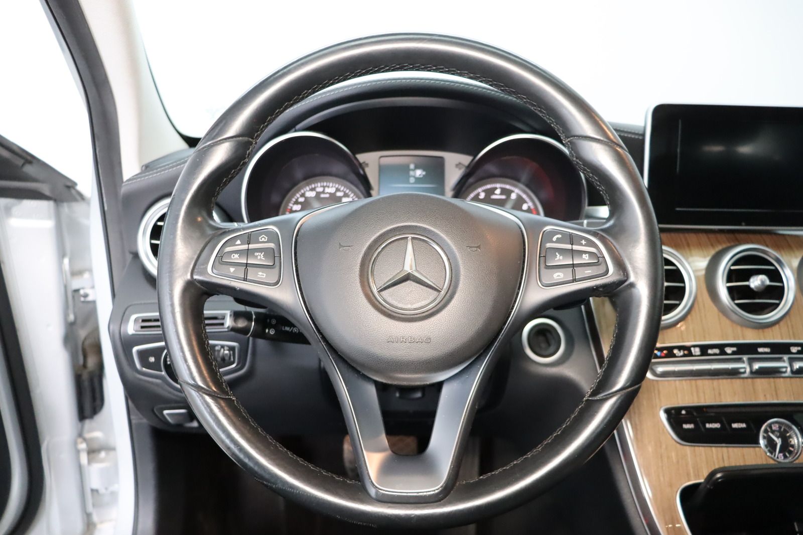 Fahrzeugabbildung Mercedes-Benz C 180 CGI Exclusive * Navi * Sitzhzg * TOP