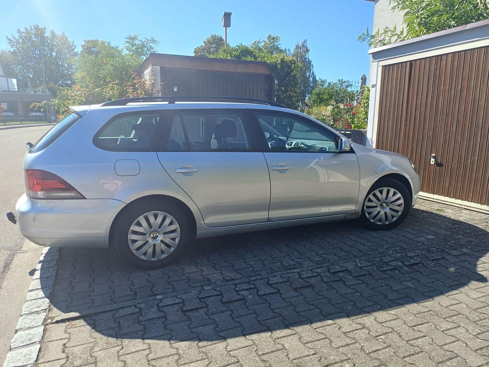 Volkswagen Golf 2010 — interior