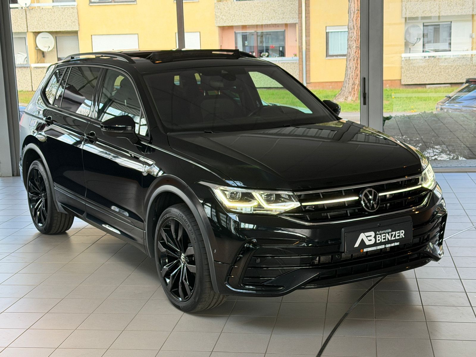 Fahrzeugabbildung Volkswagen Tiguan Allspace R-Line /PANO/HUD/HARMAN-KARDON/