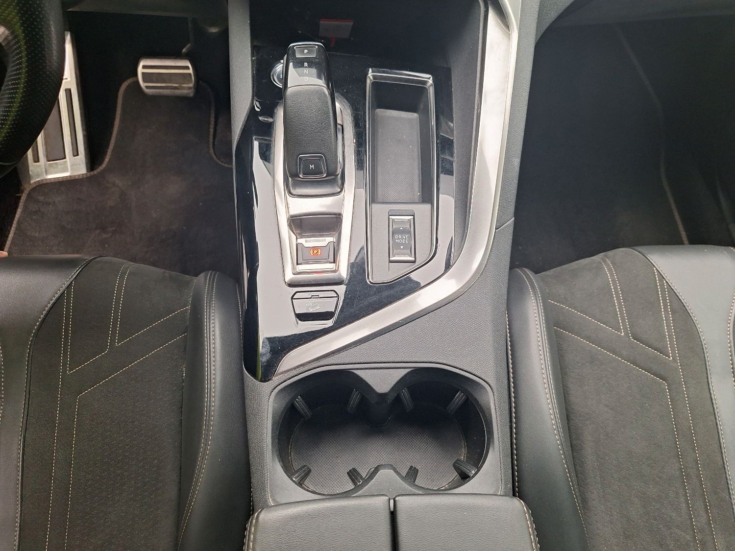 Fahrzeugabbildung Peugeot 5008 GT -PACK 1.5D LED/NAVI/SHZ/ALCANTARA/AHK