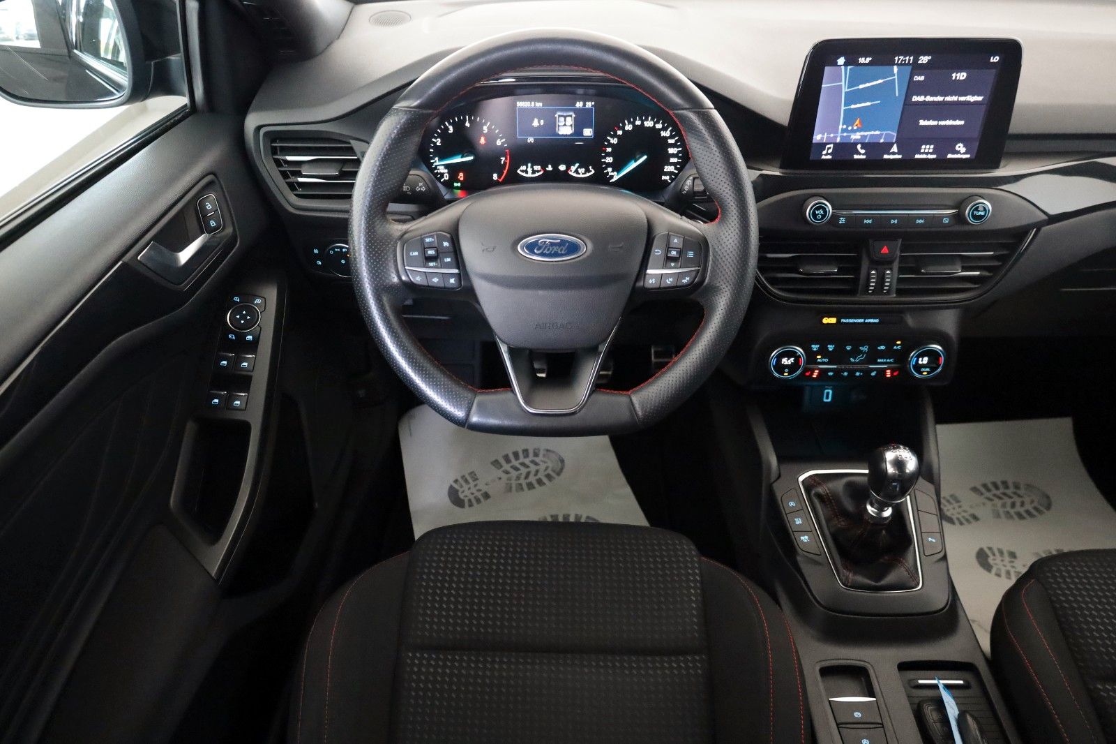 Fahrzeugabbildung Ford Focus Turnier ST-Line Navi,LED,SH,PDC,SR+WR