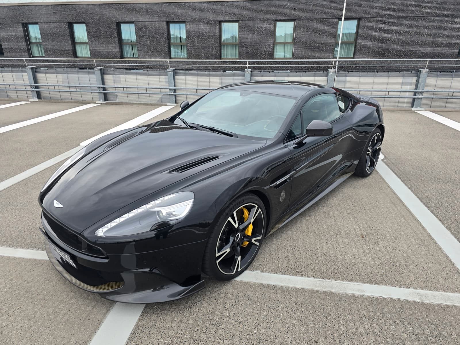 ASTON MARTIN Vanquish
